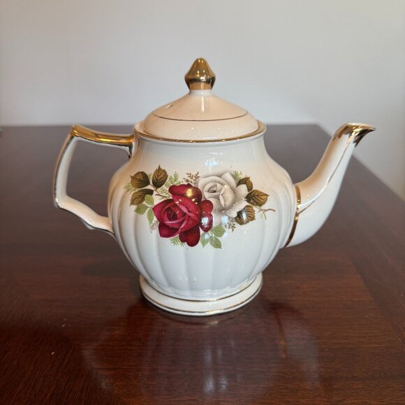 Sadler English Teapot - with Red Roses - Picture 2 of 5
